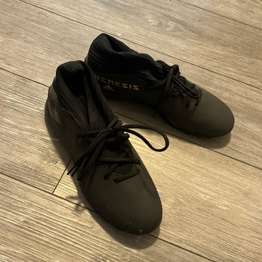 Adidas men soccer shoes in size 9. Wear only one time